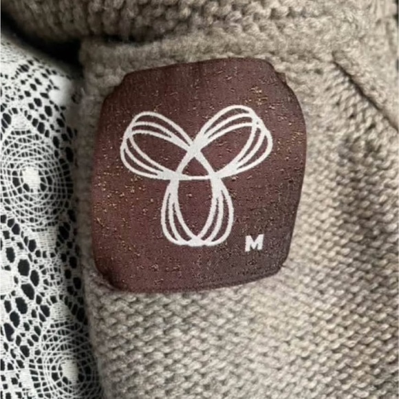 Aritzia 100% Lambswool Cowichan Style Knit Zip Up Sweater Jacket. Small/Medium - Picture 4 of 5